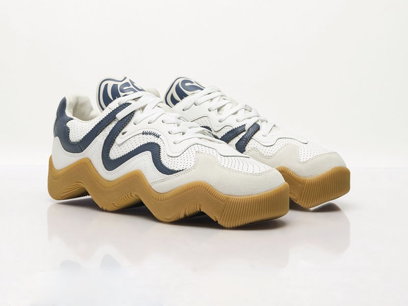 Sneakers fashion combinan recortes, cordones y suelas onduladas
