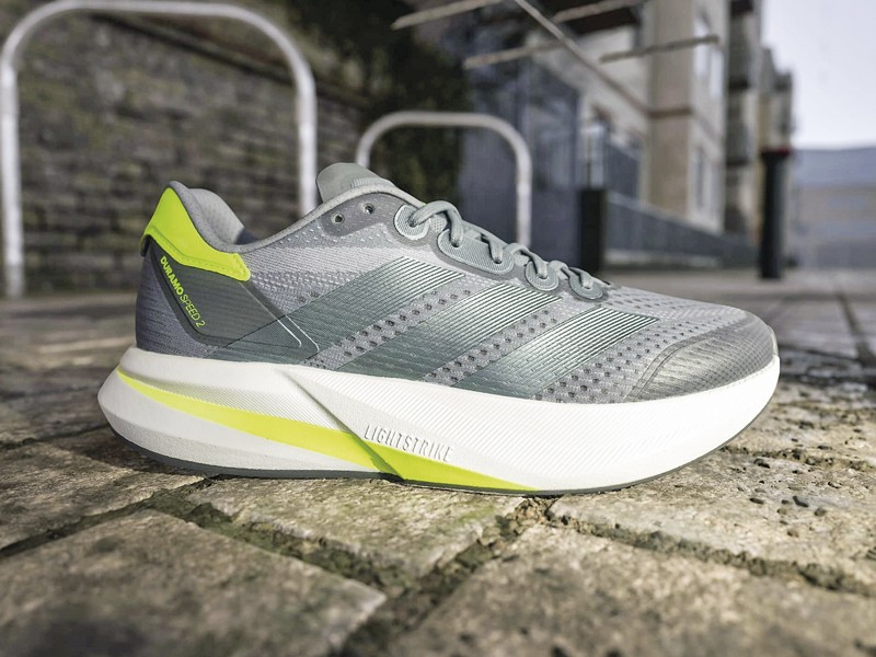 Zapatillas deportivas de running con malla técnica y suelas altas