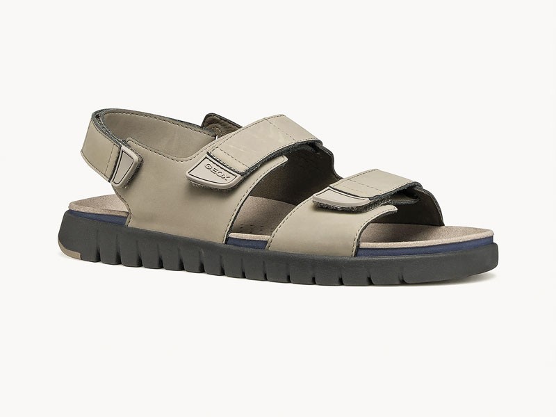Sandalias masculinas combinan tiras, calados y fondos robustos