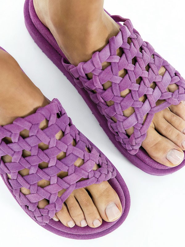 Chanclas artesanales con tramas abiertas y suelas planas