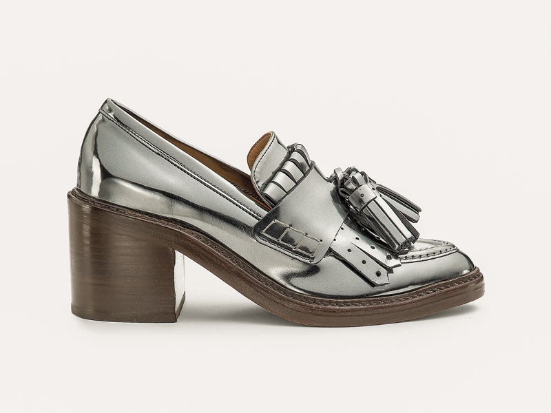 Zapatos altos combinan puntas finas, tramas y tacos
