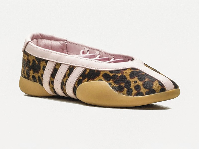 BALLERINAS BALERINAS TENDENCIA CALZADO TEMPORADA OTOÑO INVIERNO 2027 SERMA 159 35917422_67563365_2048.jpg Las ballerinas combinan tiras, estampas y detalles visibles