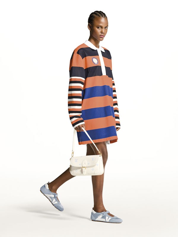Sneakers fashion combinan recortes, cordones y suelas onduladas