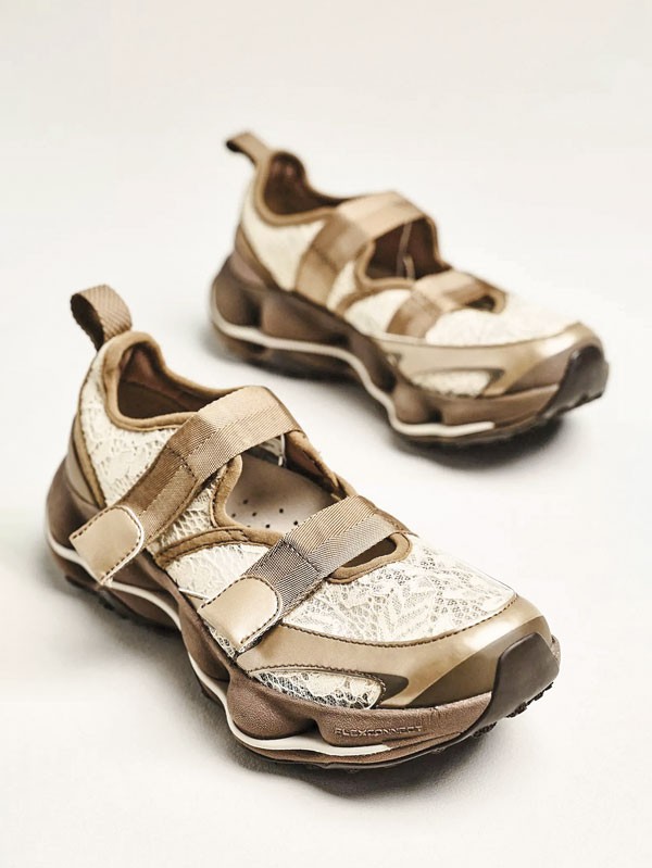 Sneakers fashion combinan recortes, cordones y suelas onduladas