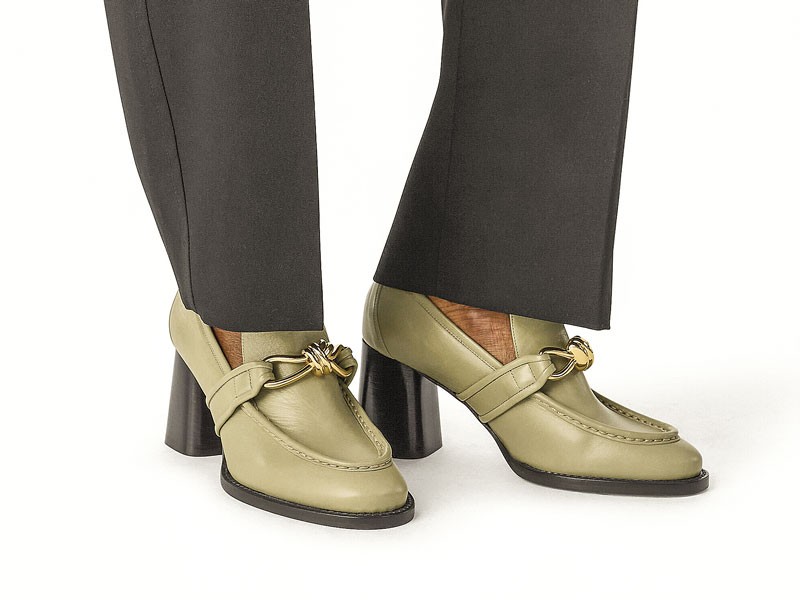 Zapatos altos combinan puntas finas, tramas y tacos