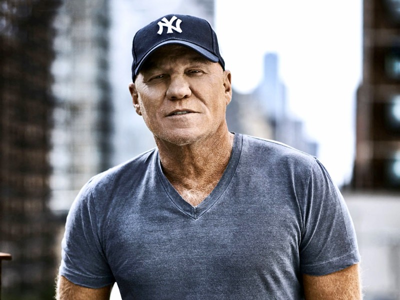 Steve Madden. Comenzó en 1990 con una inversión de US$1.100 y se transformó en una icónica marca de calzados que vende en más de 80 países.