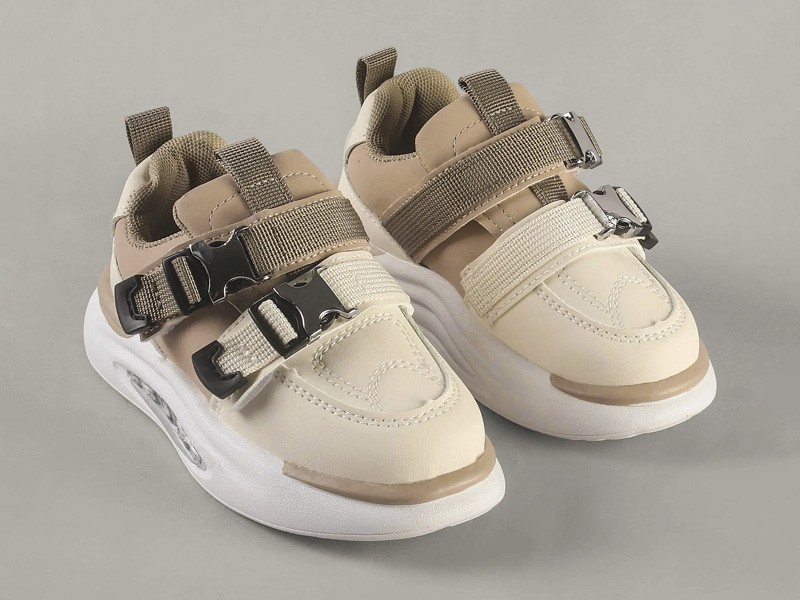 Sneakers infantiles con cierres mixtos y bases voluminosas