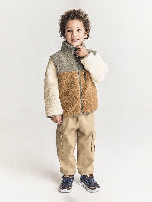 Calzado outdoor infantil con suelas de tracción y refuerzos