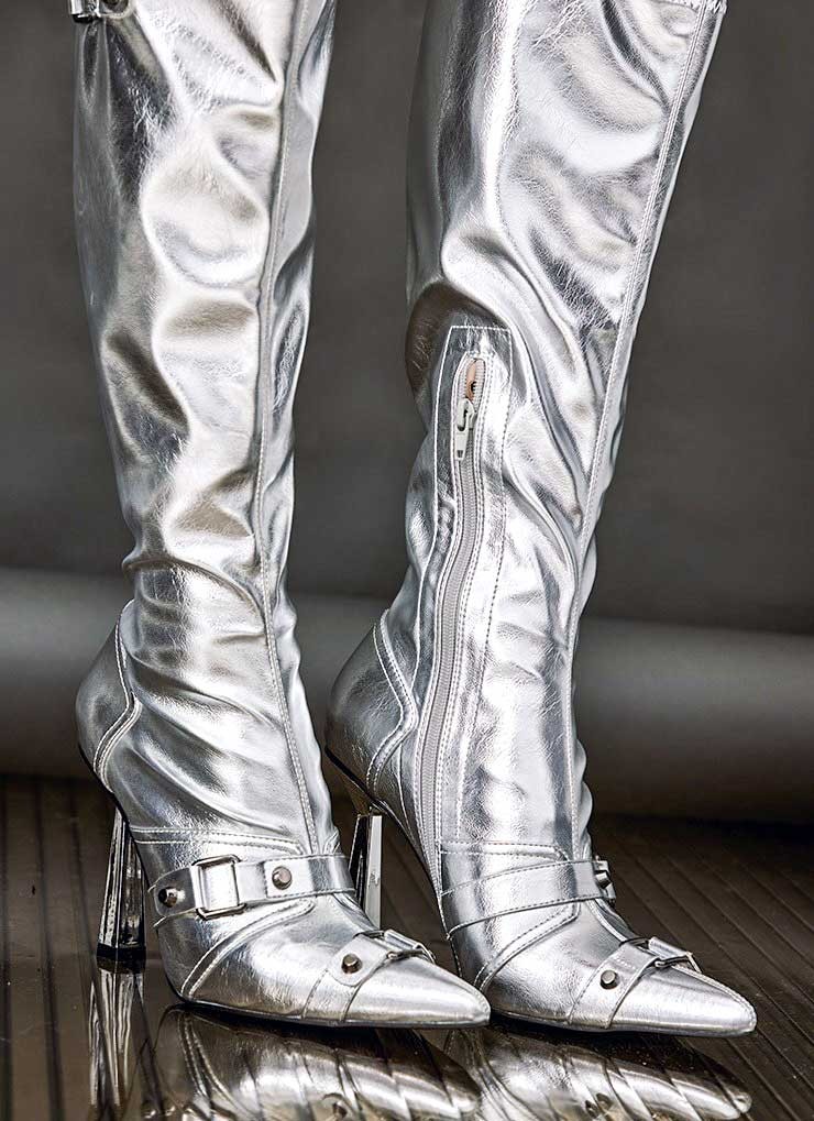 ¡Se ilumina el invierno! Las botas plateadas son tendencia