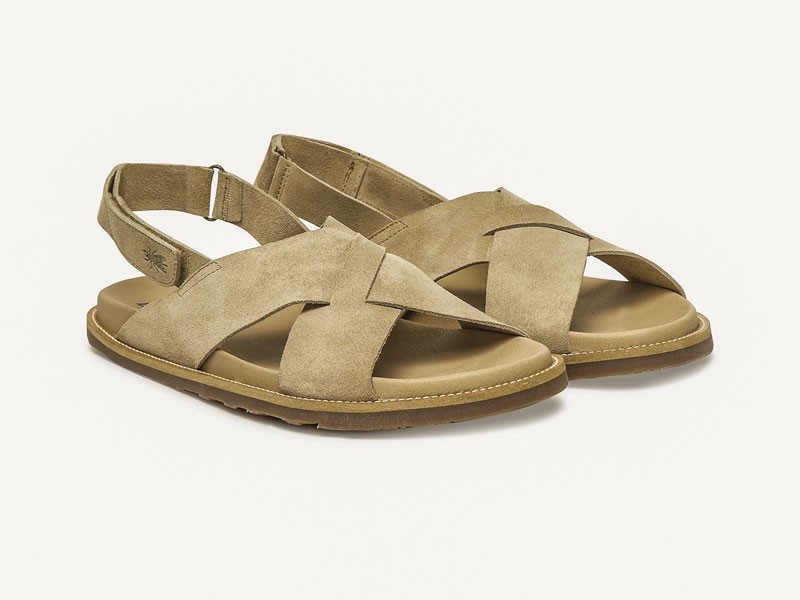 Sandalias masculinas combinan tiras, calados y fondos robustos