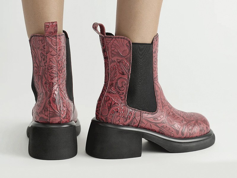 Las botas Chelsea femeninas alternan perfiles sobrios y robustos