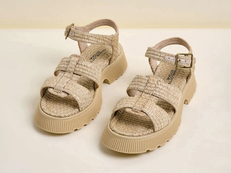 SANDALIAS BAJAS MUJER CALZADO TENDENCIA PRIMAVERA VERNAO 2026 2027 SERMA167henny-natural-front.jpg Sandalias femeninas aclaran tiras, hebillas y bases