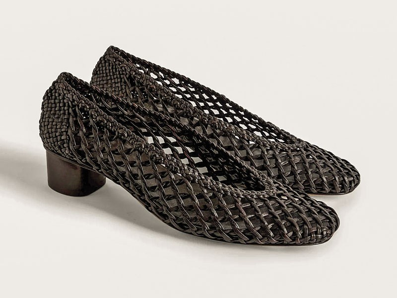 Zapatos altos combinan puntas finas, tramas y tacos