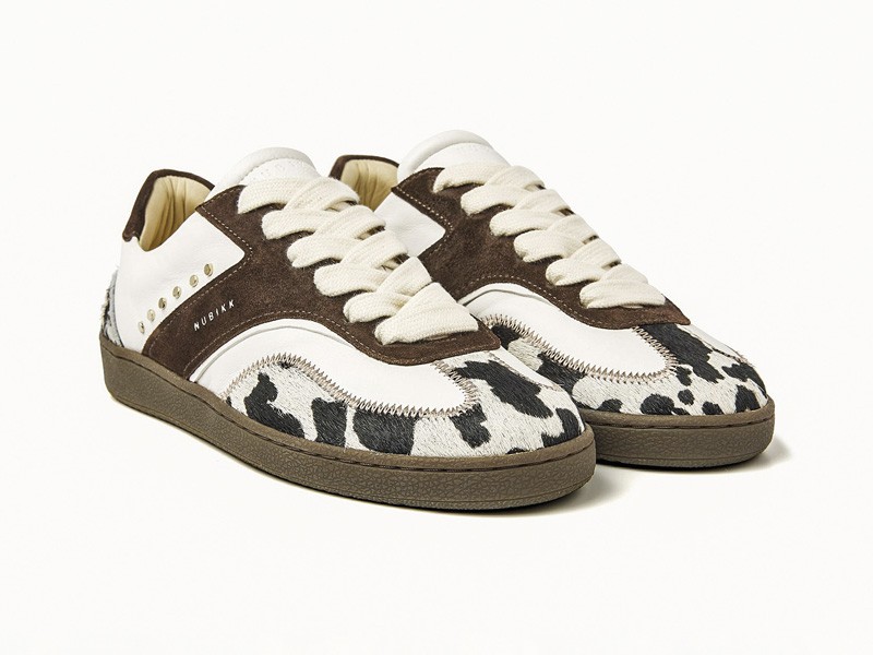 Sneakers con animal print en capelladas y detalles gráficos