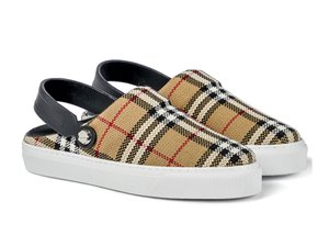 4. Las “sling back”, zapatillas destalonadas, con tira posterior, que crecen en las preferencias por su comodidad y versatilidad. APUNTES: Primavera Verano 2022-23